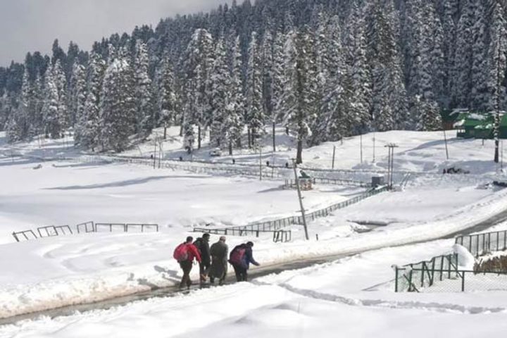 roads covered with snow after first snowfall of the season in srinagar roads covered with snow after first snowfall of the season in srinagar