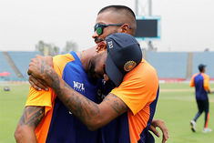 home minister amit shah reached to meet hardik pandya with brother krunal