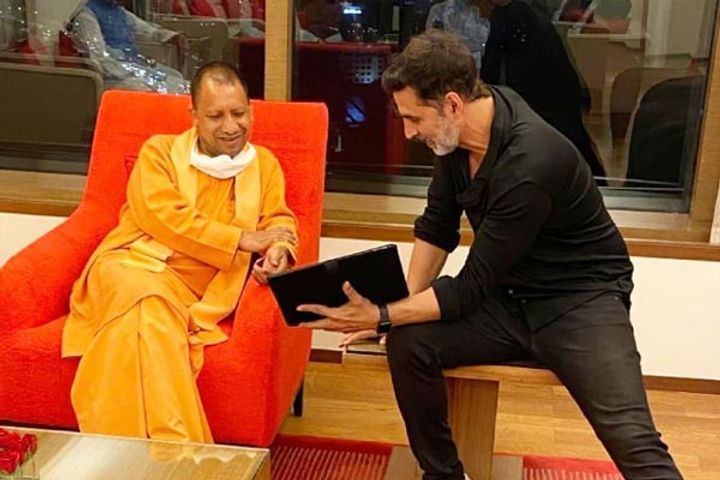 Akshay Kumar meets Yogi Adityanath in Mumbai