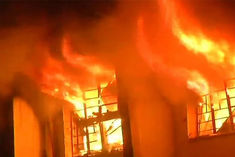 fire broke out on the 7th floor of a building in ahmedabad one girl died 11 fire engines present