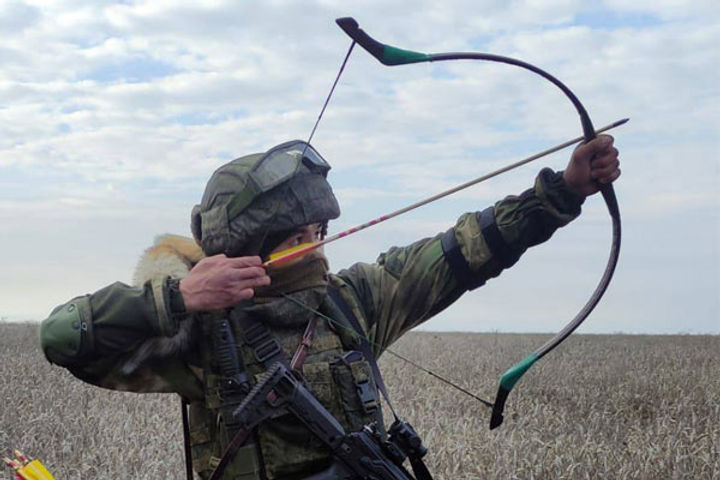 russian soldiers using bow and arrow in war mocked on social media