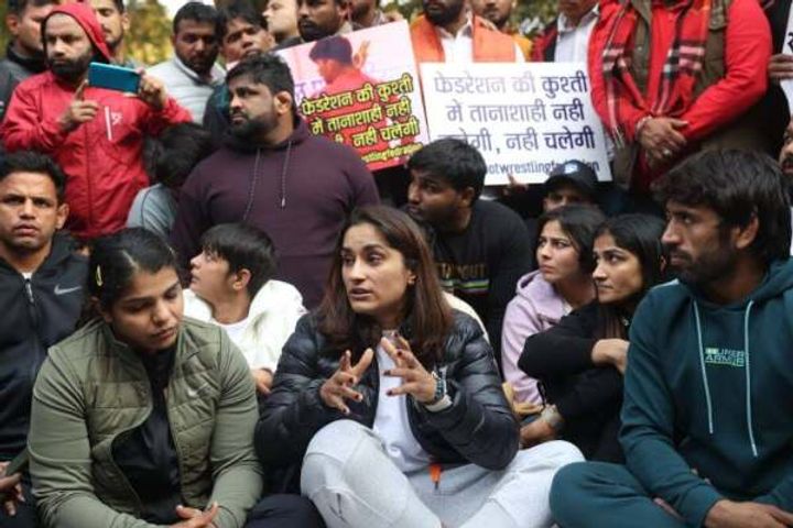 Vinesh Phogat sitting on dharna said - if daughters tell the truth then the country will be in troub