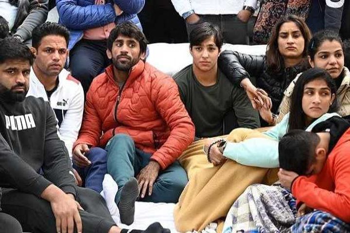 brjbhushan should resign and the federation should be dissolved we have 7 girls bajrang punia