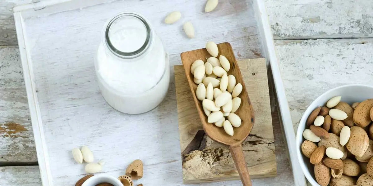 Almonds, milk, plant milk