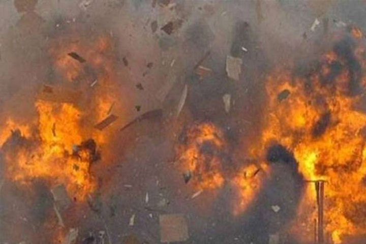 train blast in pakistan two passengers killed four others injured