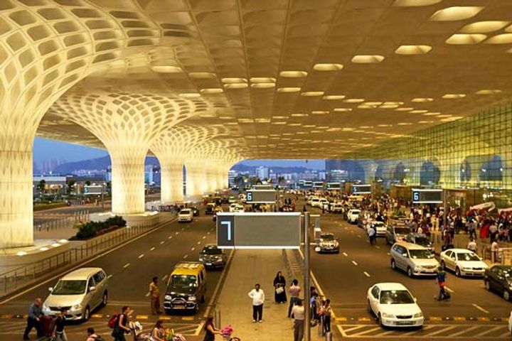 woman arrested with heroin worth 84 cr hidden in bags in mumbai