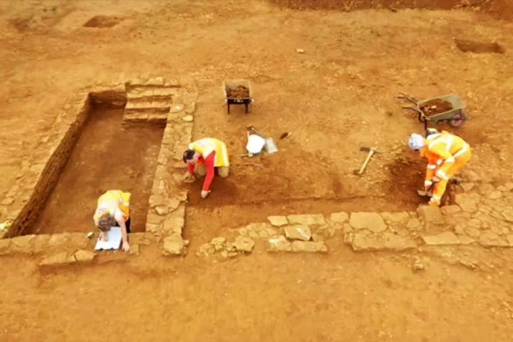 about 4000 years old temple found during excavation in britain
