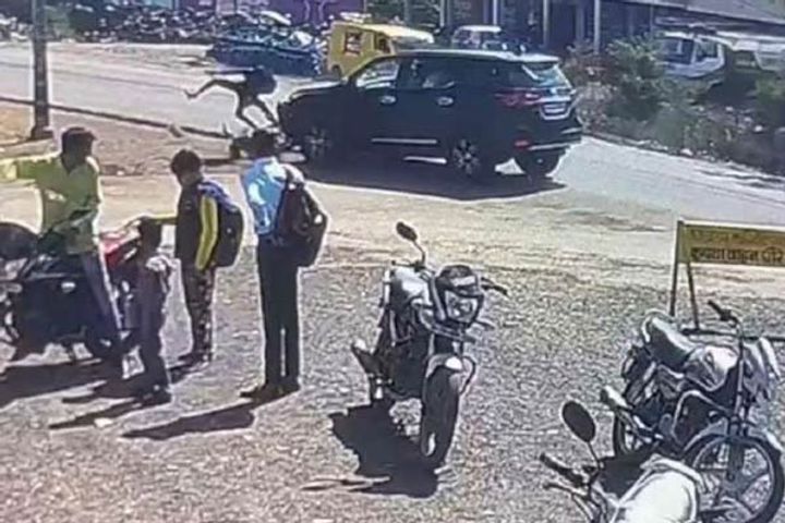 digvijays car hit the young man head injury car seized