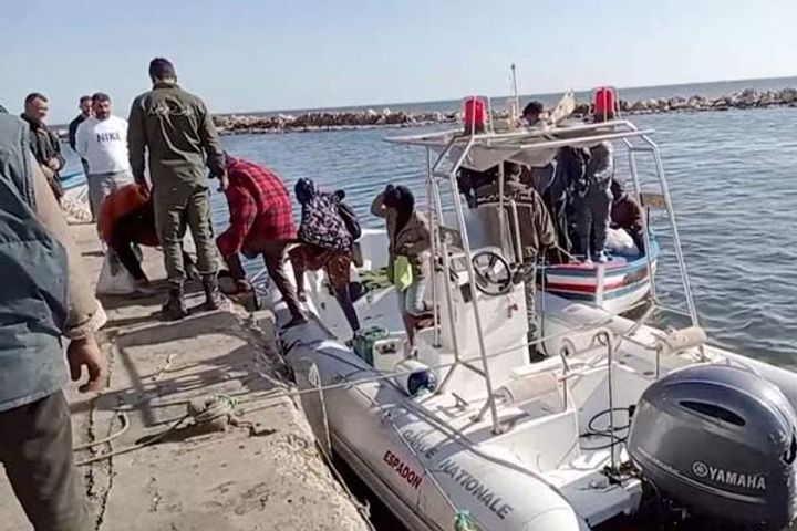 boat capsized in tunisia 14 african migrants killed 54 rescued
