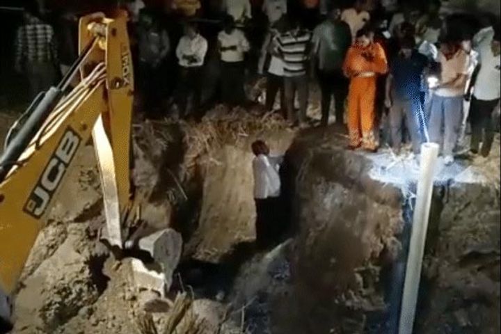 child fell in borewell in maharashtra died during rescue