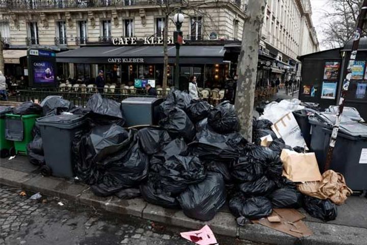cleaners on strike in france 5600 tons of garbage accumulated on the streets of paris