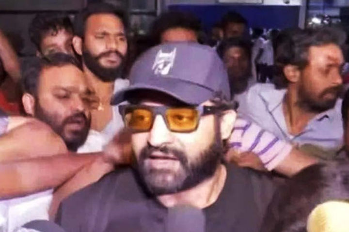 junior ntr arrives in hyderabad after winning oscar grand welcome at airport