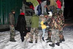 army rescues 1000 tourists trapped in snow in sikkim