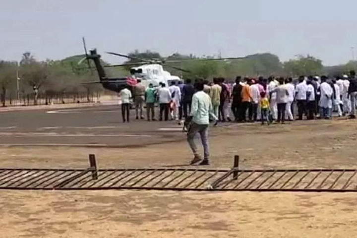barricades fell during the landing of union minister prahlad joshis helicopter