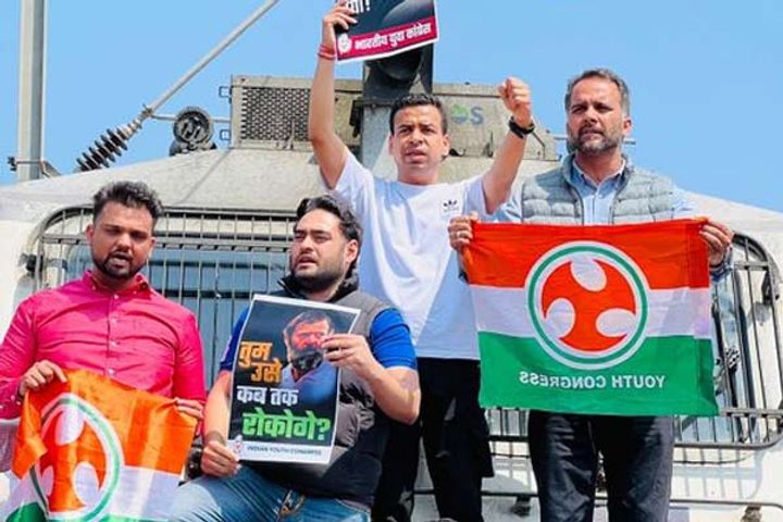 demonstration in support of rahul gandhi attempt to stop shatabdi train in chandigarh