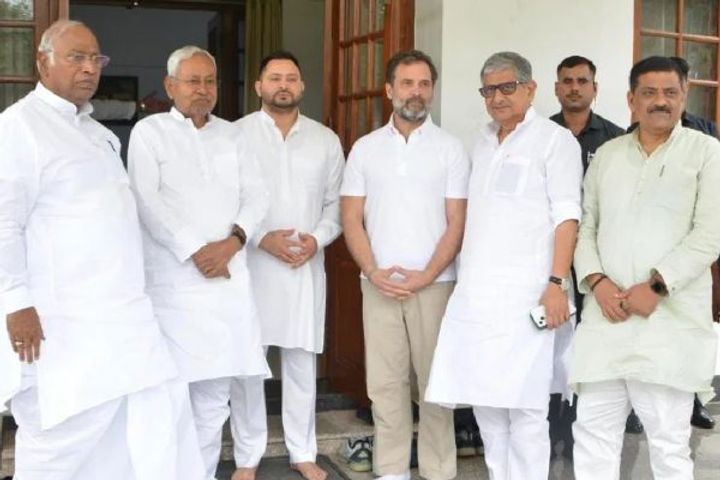 nitish and tejashwi meet rahul in delhi preparations to bring all parties together