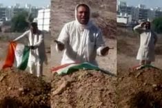 Congress leader placed tricolor on Atiq grave