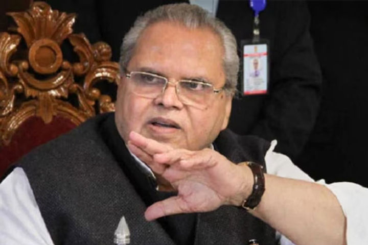 delhi police stopped satyapal malik along with representatives of khap panchayats