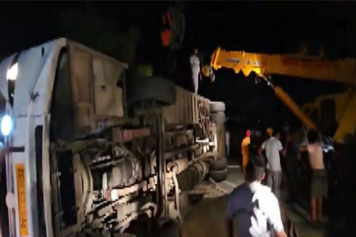 bus overturns on pune solapur highway 12 injured