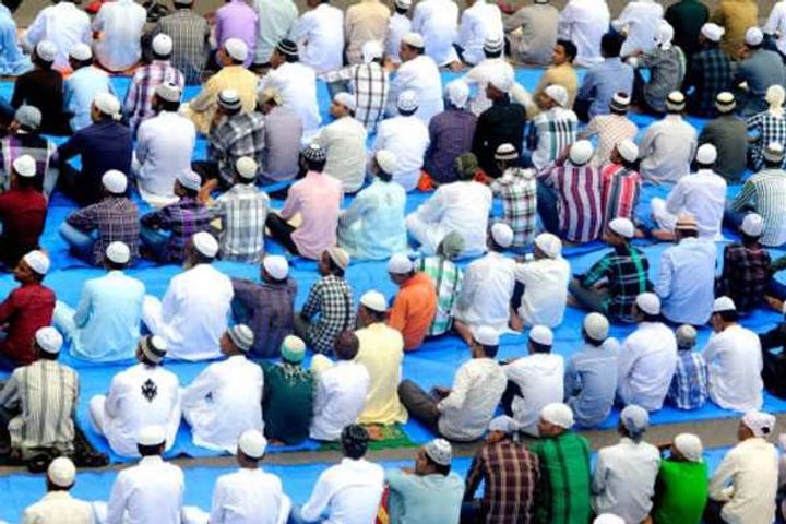 fir lodged against 1700 people for offering eid prayers on the road
