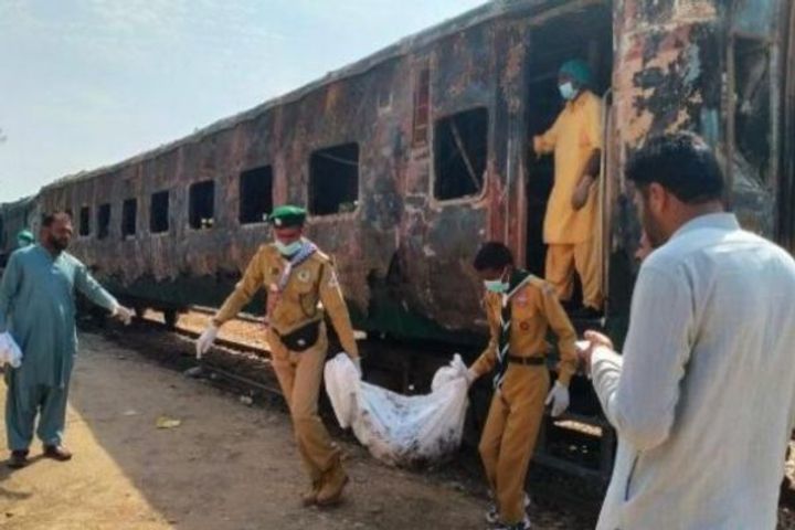 Fire in Karachi Express, 7 people died, the death toll is expected to increase