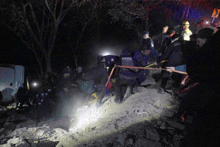 tourist bus plunges into drain in mexico 18 killed