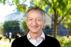 Geoffrey Hinton leaves Google warns about AI risks
