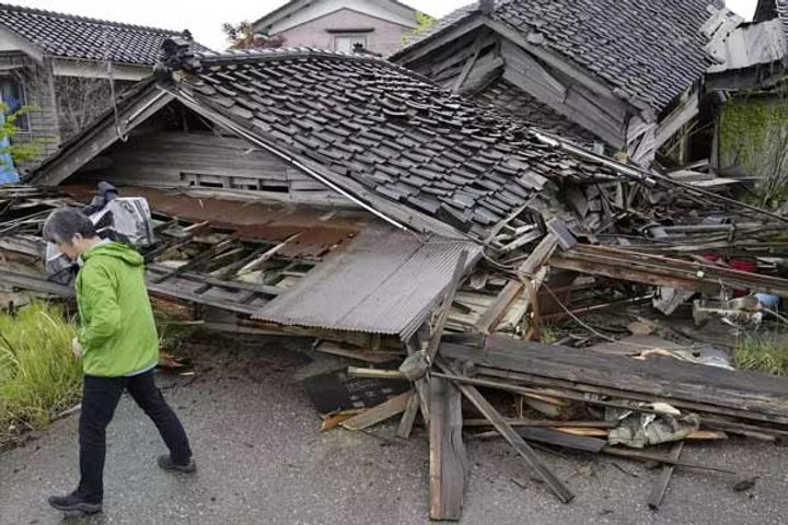 strong earthquake tremors in japan one dead and more than 20 injured