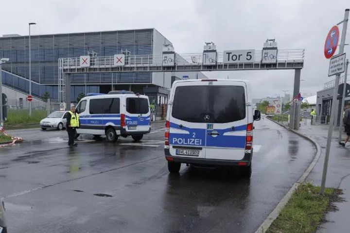 Building explosion in Germany 10 injured Firing at Mercedes factory in Sindelfingen