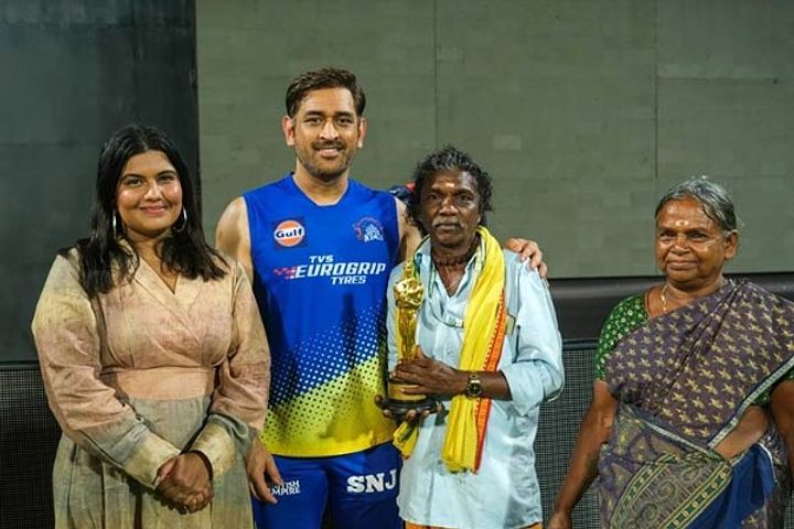 Dhoni met the team of The Elephant Whispers daughter Jeeva also shook hands gifted a jersey
