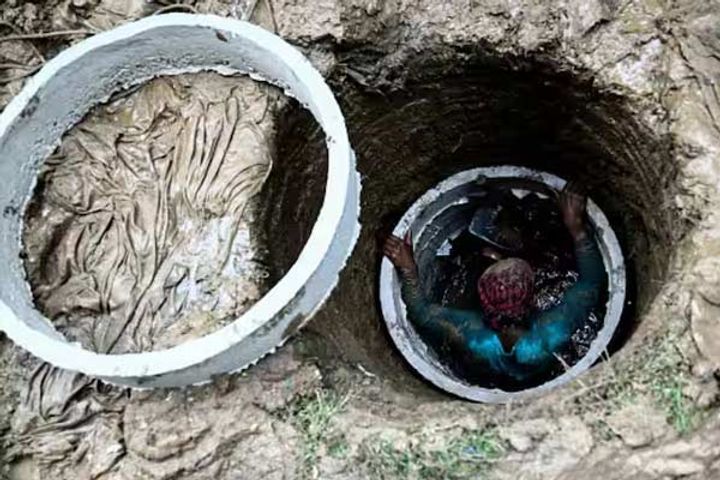 5 people died while cleaning septic tank in Parbhani