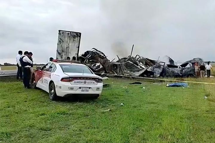 26 killed in truck and van collision in mexico