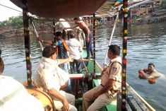 Family drowned in Omkareshwar in Narmada river 4 rescued 1 child drowned 1 missing