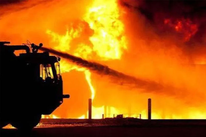 fire breaks out in slums in mumbais bandra 10 fire tenders present at the spot