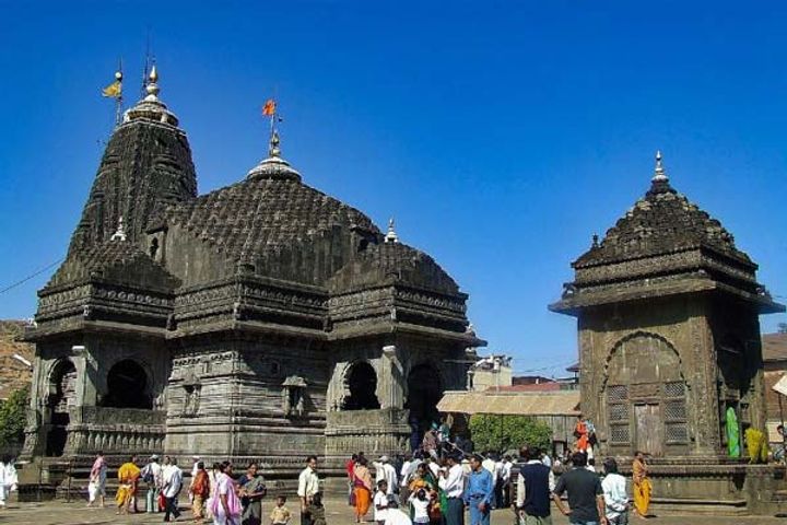 four arrested for trespassing into trimbakeshwar temple