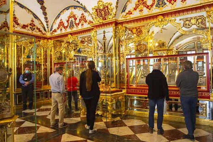 5 people jailed for theft of 1019 crores in germany 4300 diamonds and 21 jewelery were stolen