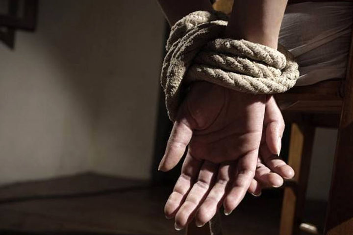 kidnapped minor girl found in hotel room with sub inspector and property dealer