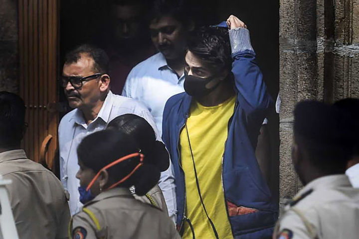 shahrukh appealed to sameer not to put aryan in jail chat handed over to high court