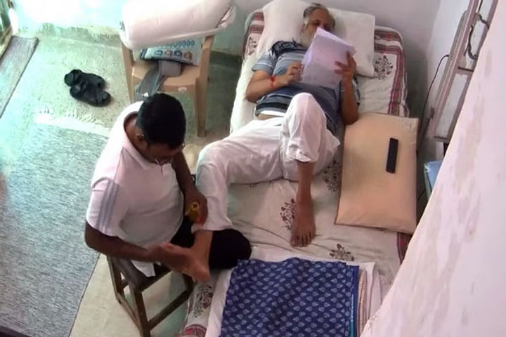 revealed satyendar jain suffered a spinal injury after falling in the jail bathroom