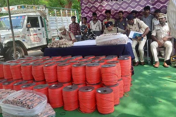 10 maoists arrested on chhattisgarh telangana border 10 maoists arrested on chhattisgarh telangana border