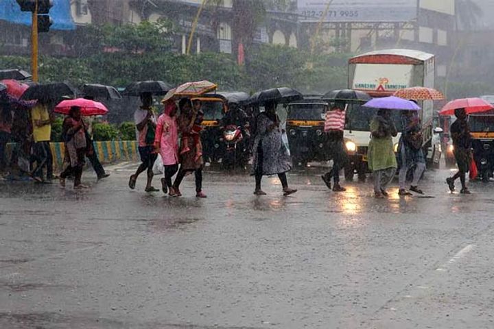 low visibility on roads due to thunderstorms and dark clouds in delhi ncr
