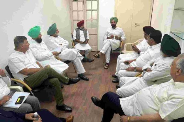 delhi and punjab congress leaders against supporting aap on ordinance