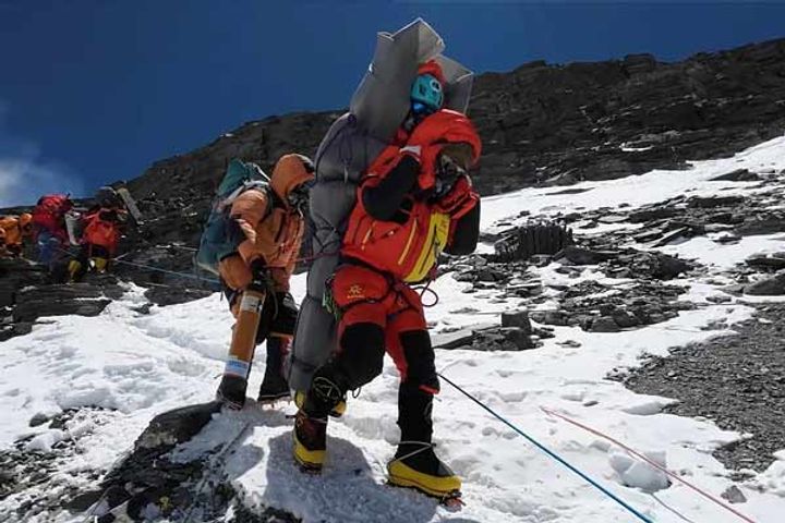 nepalese sherpa rescues climber on everest carries him out of death zone