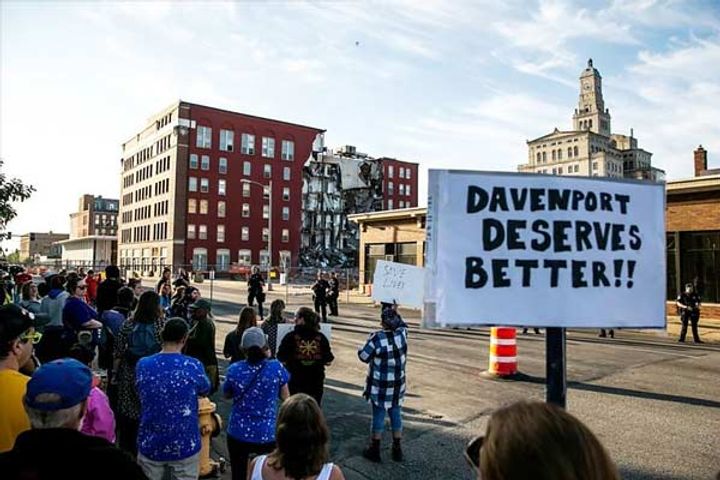 8 killed 2 injured in mens hostel shooting in durban