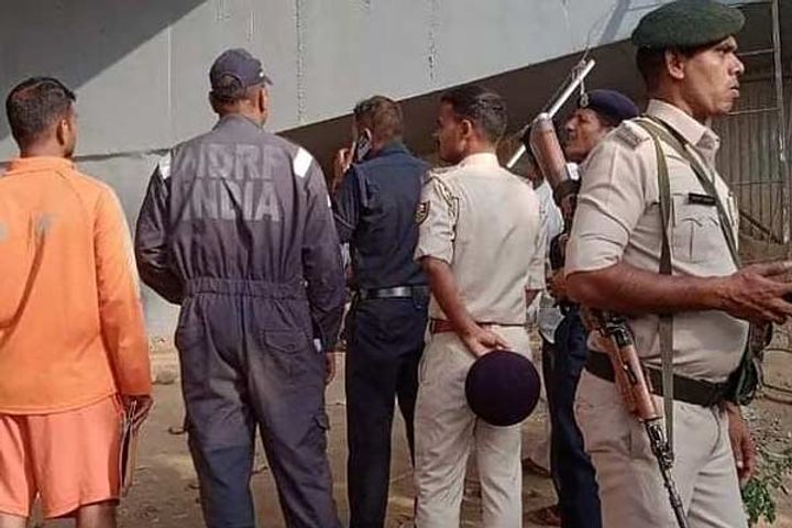child trapped between pillar and slab of overbridge