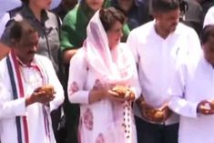 congress general secretary priyanka gandhi reached gwarighat 101 brahmins are getting narmada worshi