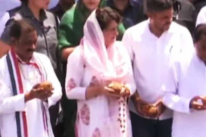 congress general secretary priyanka gandhi reached gwarighat 101 brahmins are getting narmada worshi