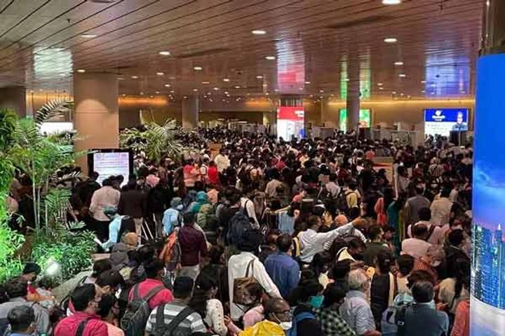 chaos at mumbai airport due to delay in flights