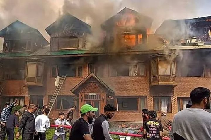 sudden massive fire broke out in pahalgam hotel