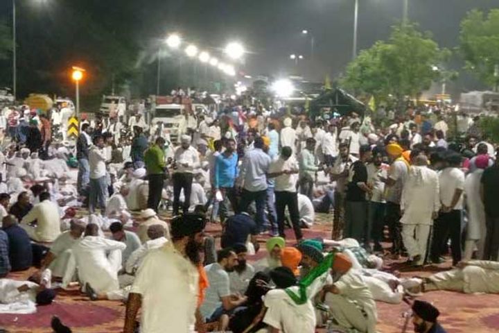 farmers night passed on the highway in haryana langar and dance on the road